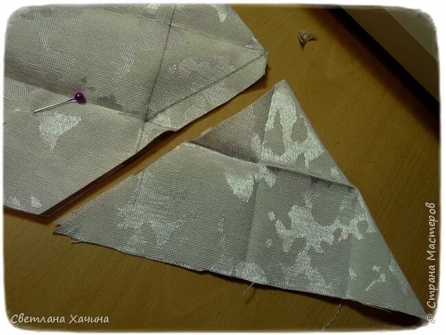 Подшить скатерть на уголок. Пошив салфетки подгиб уголком. Подгибка салфеток. Красивый уголок на скатерти мастер класс. Подгибка салфеток.