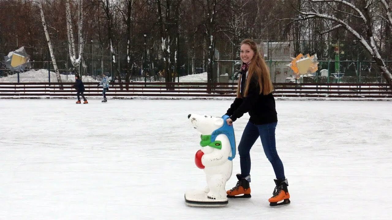 Покататься на коньках в москве. Каток в измайловском парке. Москва покататься на коньках летом. Каток в москве. Девушка на катке.