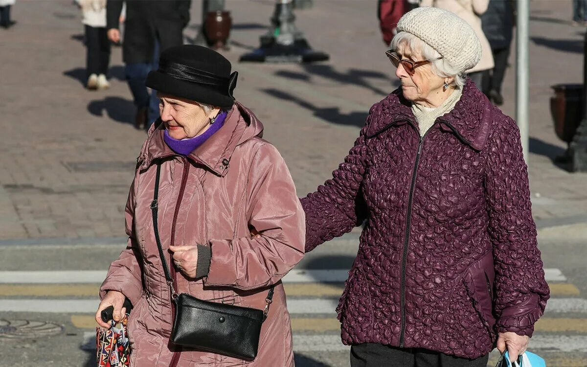 Пенсионеры ждите повышение. Пожилые люди. Пенсионеры в Москве. Пенсионеры пенсия. Пенсионеры фото.