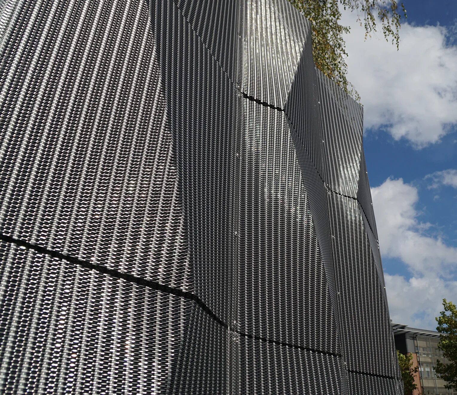 Сетчатый фасад. Metal mesh facade. сетка на фасад здания. фасады с металлической сеткой. фасадная сетка декоративная.