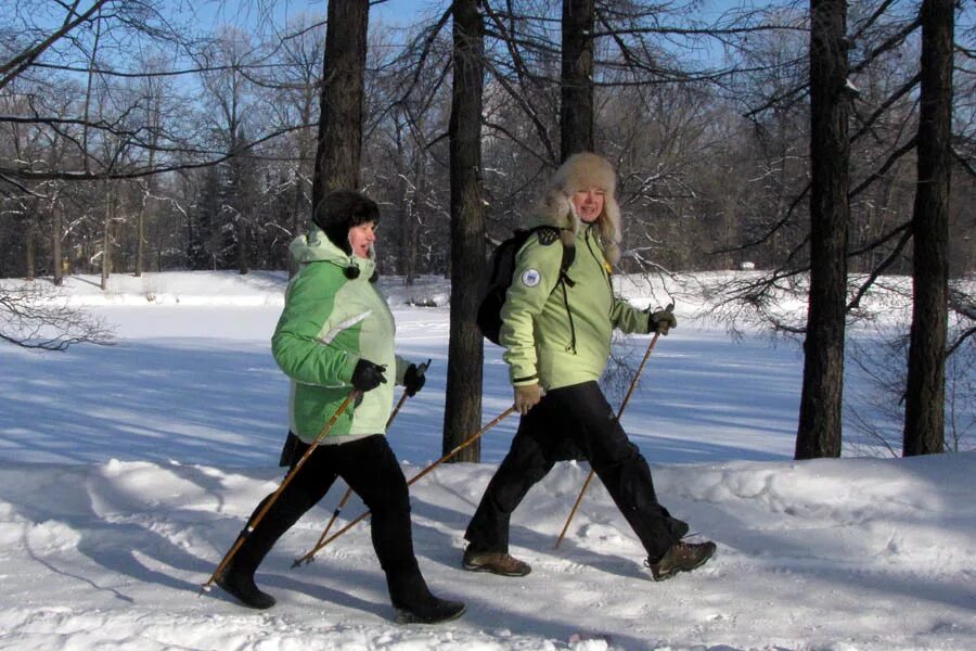 Зимние развлечения. Прогулки на свежем воздухе для детей. Зимние прогулки с детьми. Дети зимой. Прогулки на воздухе зимой.