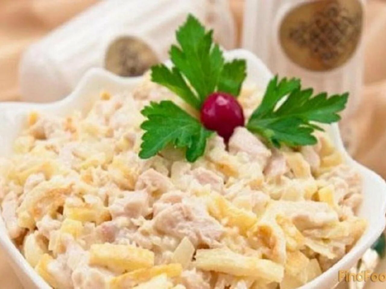 Яичный блин курица лук. Салат нежность с яичными блинчиками и курицей. салат нежный с курицей и сыром. салат нежный с курицей и грибами. салат с кальмарами и яичными блинчиками.