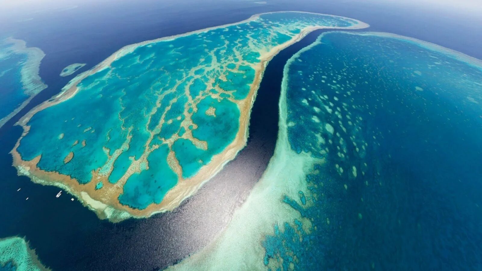 Длинный пролив на земле. Большой коралловый риф в Австралии. Великий Барьерный риф Австралия. Острова большого барьерного рифа. Большой Барьерный риф Австралия природа.