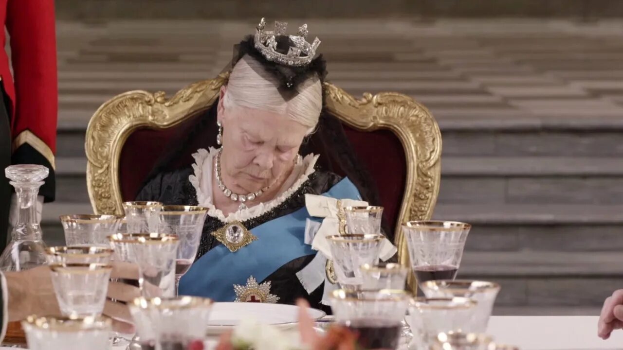 Виктория кино в деталях. Виктория и абдул (blu-ray). Королева виктория и абдул. Абдул карим и королева виктория. Абдул фаворит виктории.