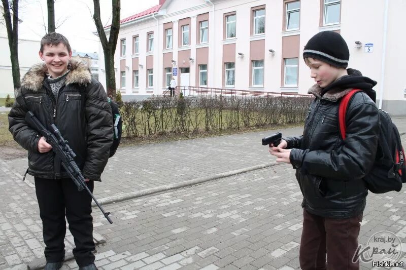 Пришел с автоматом в школу. Школьник с оружием. Школьник с автоматом. Школьник с пистолетом. Опасные школьники с оружием.