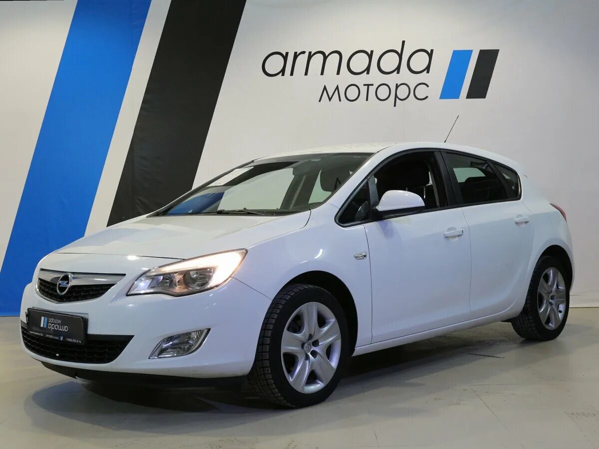 Автомобили опель с пробегом. Opel Astra 1.4 АТ. Белый хетчбэк Opel Astra j Рестайлинг 1.4 at (140 л.с.). Армада Моторс.