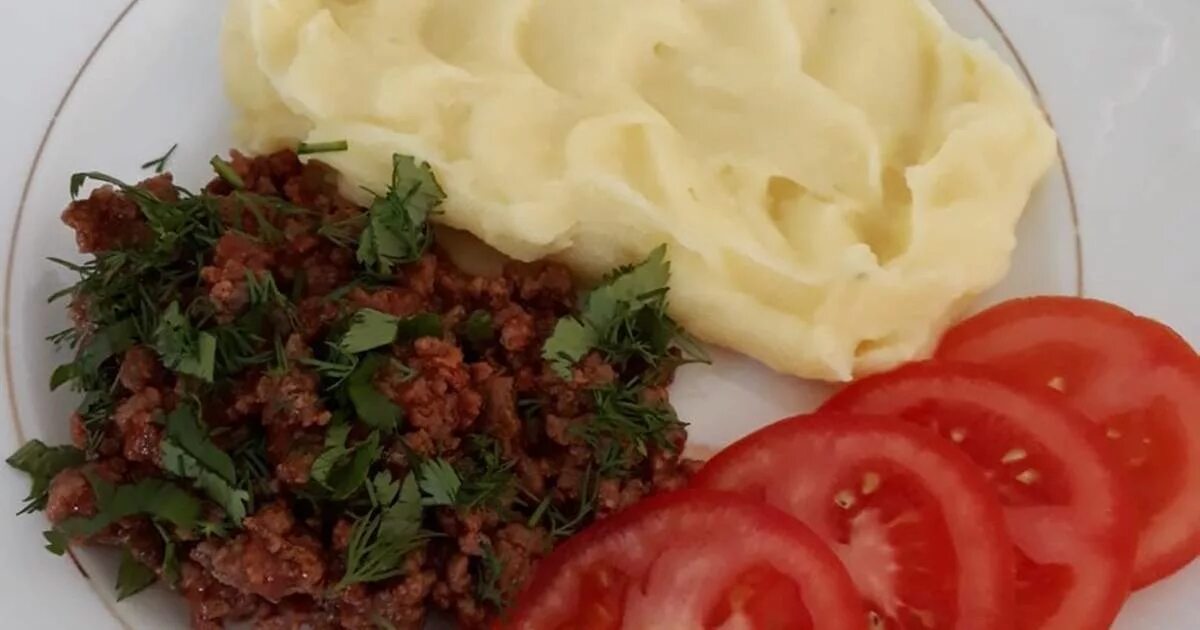 Пюре фарш сыр. Картофельное пюре с фаршем. пюре с фаршем пюре с фаршем. картошка пюре фарш картошка пюре. толченка с фаршем.