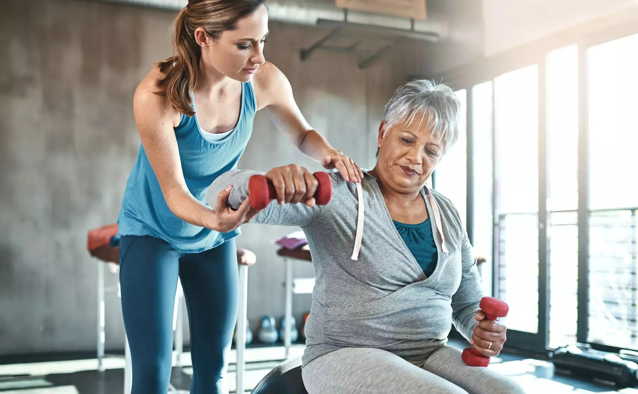 Упражнения в пожилом возрасте. Спортивные люди. Занятия спортом пожилых людей. Физкультура для женщин. Фитнес для пожилых.