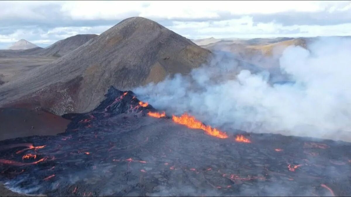 вулкан фаградальсфьядль. исландия вулкан 2024. извержение вулкана в исландии. исландия вулкан 2024. вулкан в исландии фаградальсфьядль.