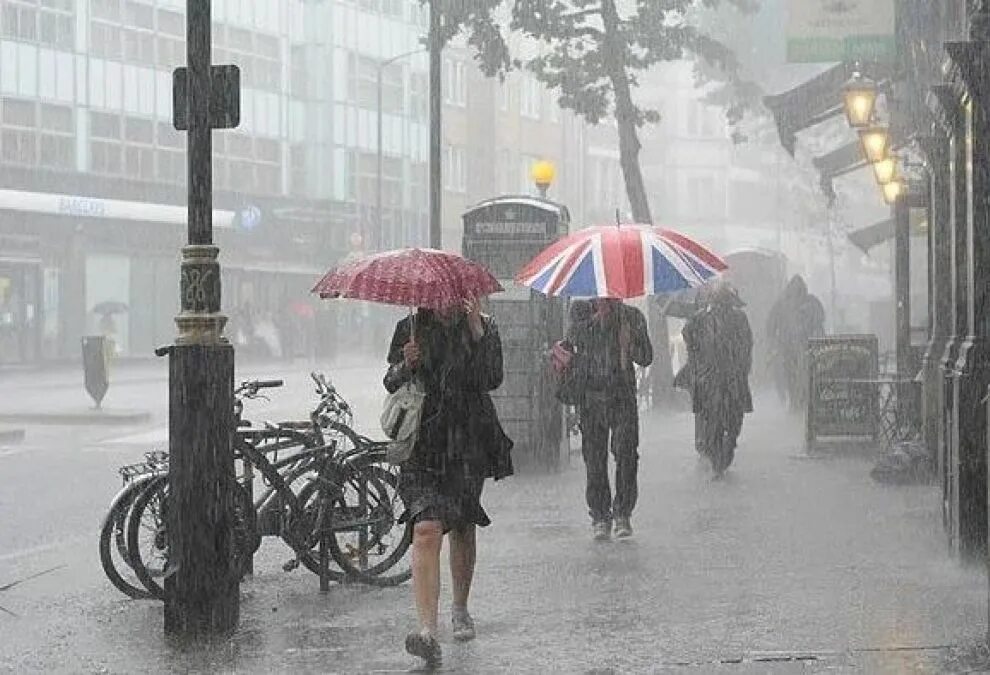 The british climate. Дождь в Англии. Дождливая Англия. Дождь в Лондоне. Дождливый день.