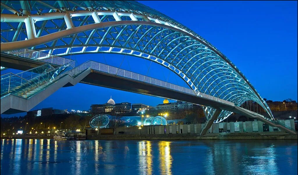 Мост в грузии. Стеклянный мост в Грузии в Тбилиси. Хрустальный мост Тбилиси. Пешеходный мост в Тбилиси.