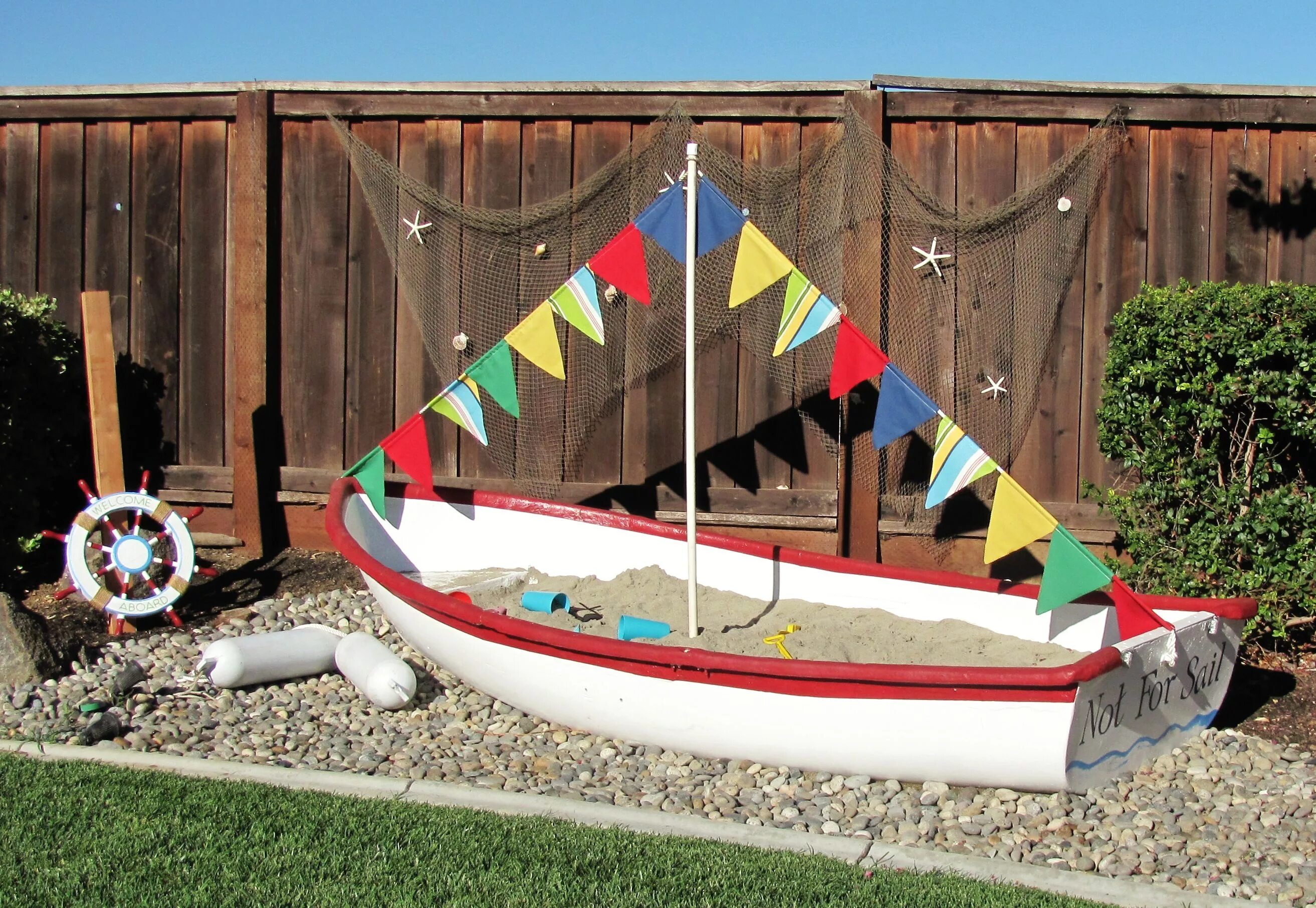 Корабль в детском саду своими руками. Корабль для детской площадки. Лодка на участке детского сада. Кораблик на участке детского сада. Деревянный кораблик для детской площадки.