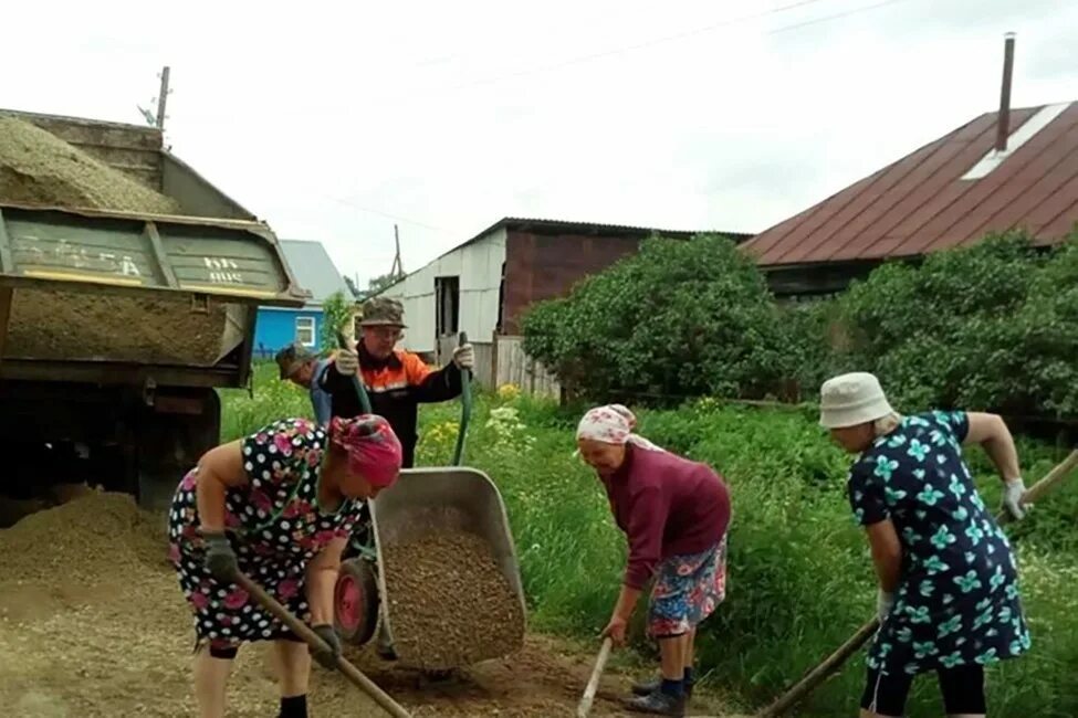 Бабушка с урала. Бабушка в деревне. Деревенская старуха с лопатой. Бабушка с лопатой. Сельская женщина с лопатой.