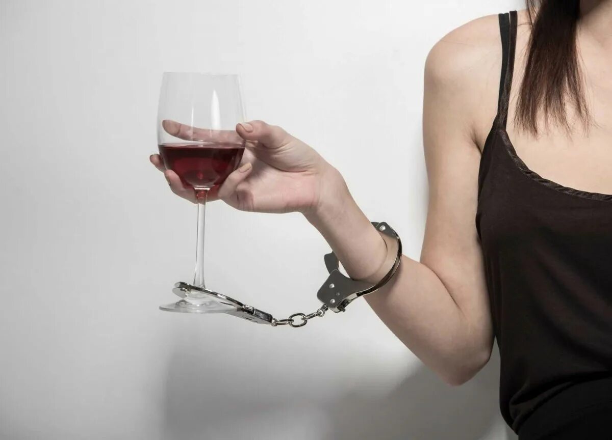 Почему жена пьет. Алкоголизм. Алкогольная зависимость. Женщина и алкоголь.