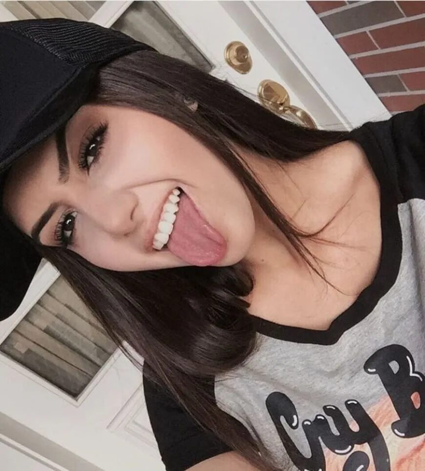 язык девочки подростка. язык девочка 14. девушка подросток показывает язык. подросток с высунутым языком. язычок девушки подростка.