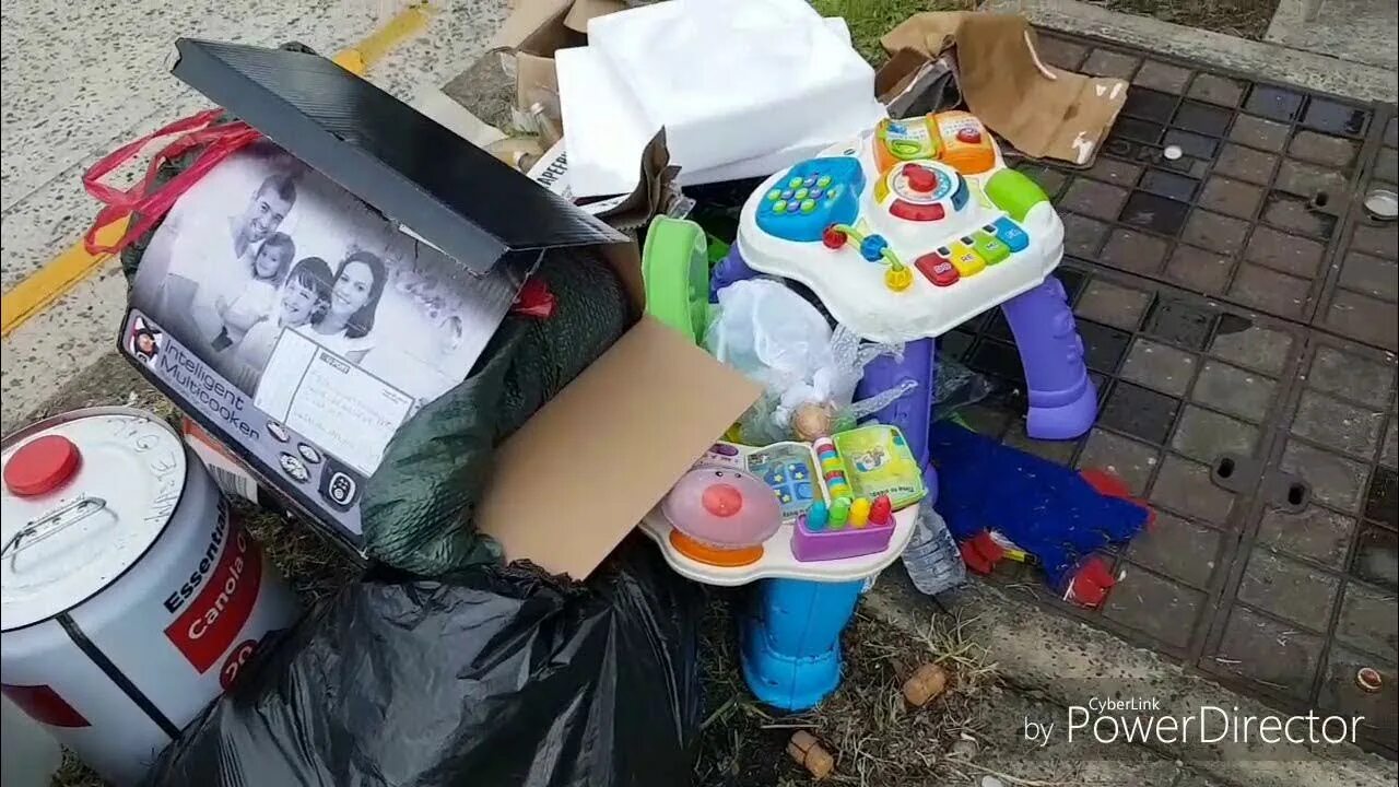 Игрушки на мусорке. Выброшенные вещи. Детские игрушки на свалке. Вещи детские с помойке.