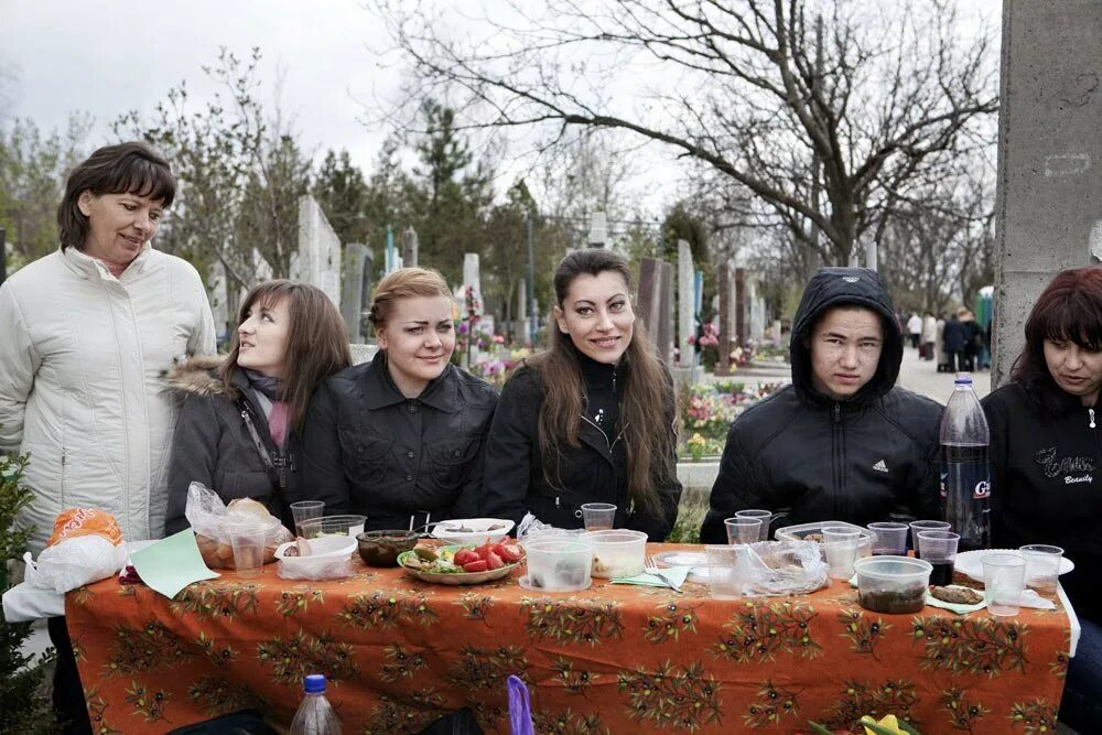 Поминки на пасху. Поминки застолье. Застолье на кладбище. Похороны застолье. Застолье на кладбище на Пасху.