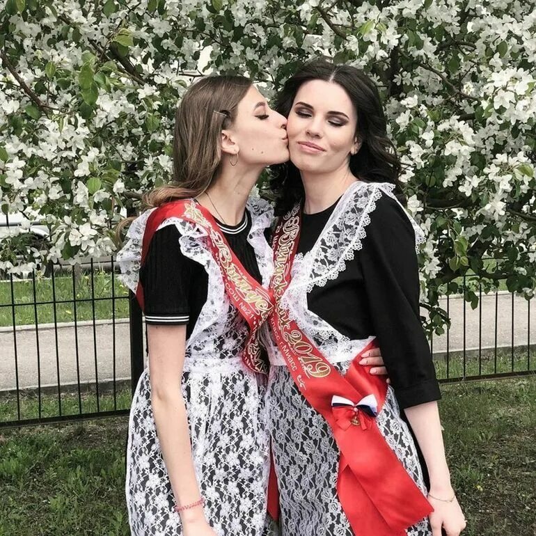 Мамы на выпускном в школе. Красавицы с выпускного. Красивые выпускницы школы. Дочери выпускнице. Дочери выпускнице.
