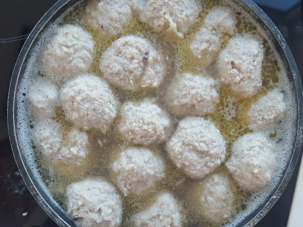 Сколько варить фрикадельки после закипания. Мясные шарики вареные. вареные фрикадельки. тефтели замороженные способ приготовления. фрикадельки для супа заморозка.