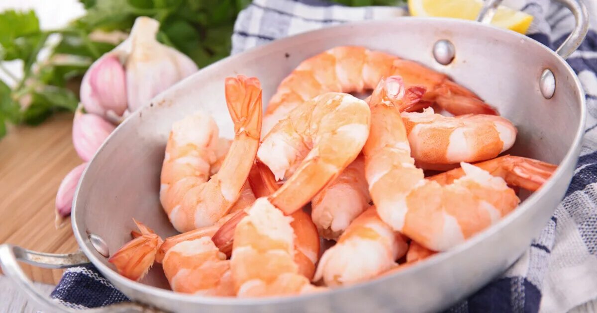 Королевские креветки в рассоле. Неочищенные королевские креветки замороженные в кастрюле правильно. Отваривание креветок. Креветки на пару. Креветка коктейльная неочищенная.