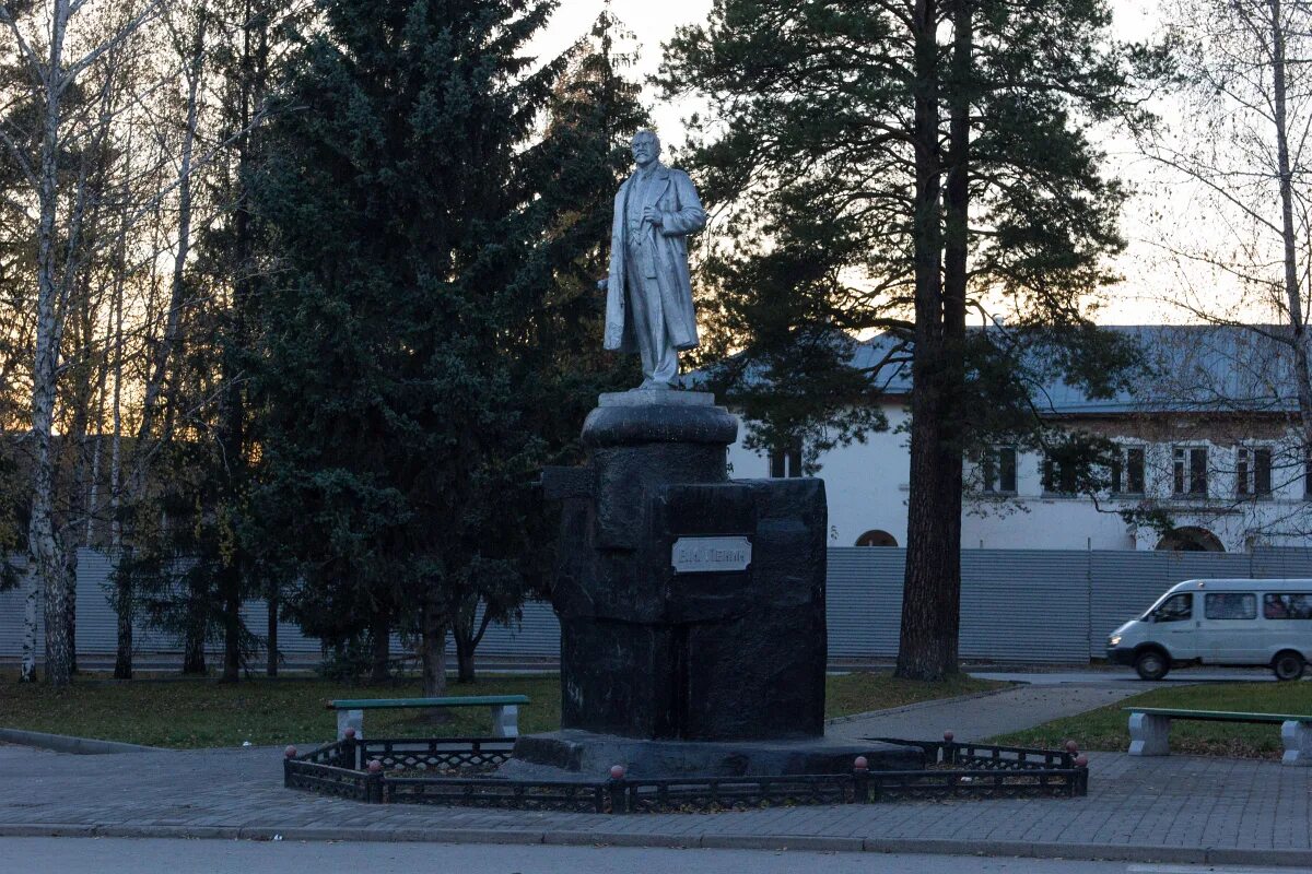 Первомайский район НСК. Памятники Первомайского района города Новосибирска. Памятник Ленину в Новосибирске на Первомайке. Памятник Новосибирск орденоносный Первомайский район. Первомайск омск