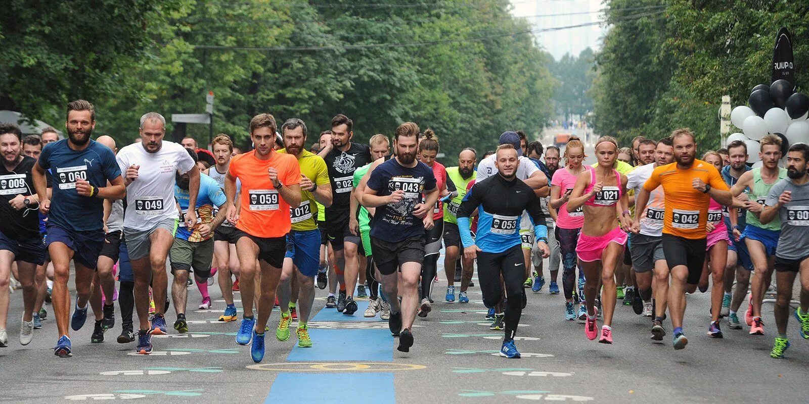 Соревнования в парке. Спортивный забег парк Горького Москва. Соревнования по бегу. Массовый спорт. Массовый забег.