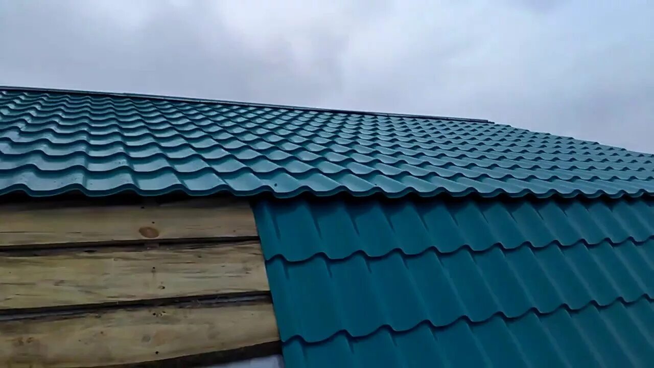 Крыша металлочерепицей видео. Кровля крыши металлочерепицей. крыша из металлочерепицы. ломаная крыша металлочерепица. мансардная крыша металлочерепица.