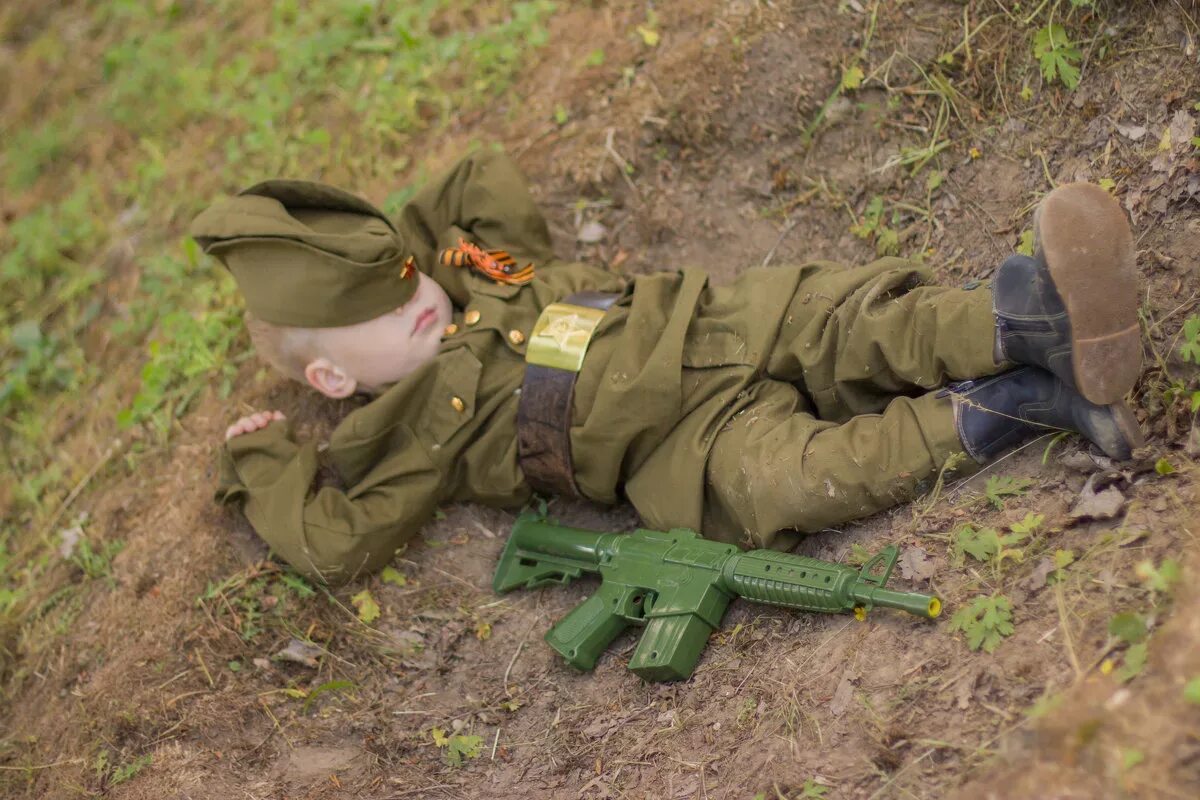 Военные глупы. Смешной солдат. Военный солдат.