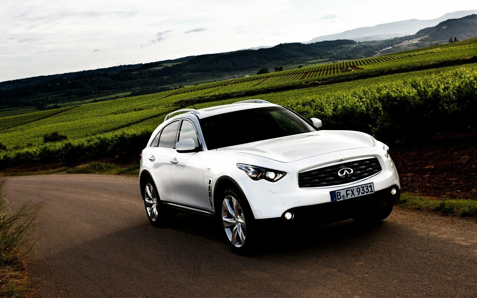 Инфинити машина страна. Infiniti fx35. Infiniti qx70. Infiniti fx50 2015. Инфинити фх37 белый.