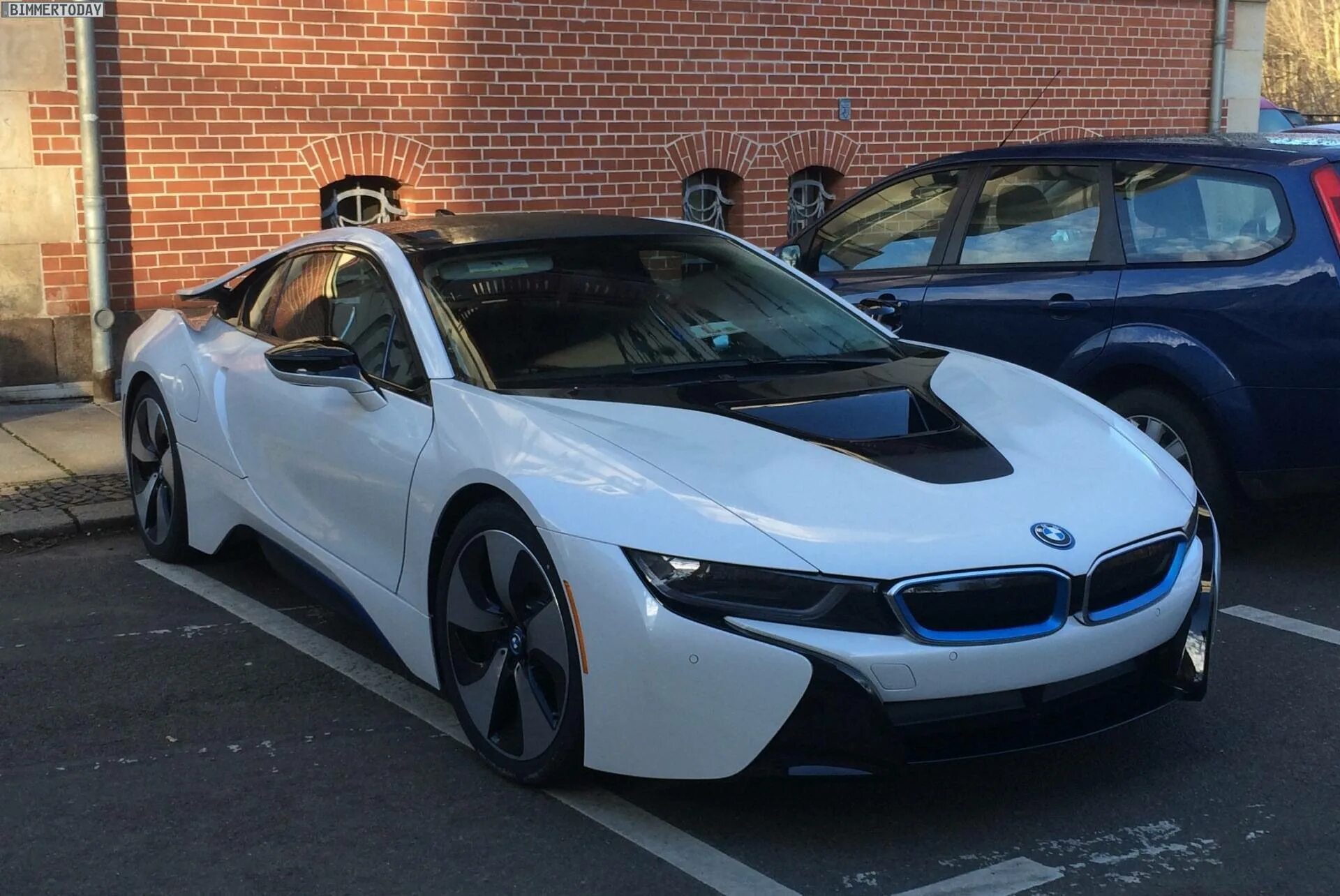 Б в ай 8. Новая BMW i8. BMW i8 White. BMW i8 Opal. BMW i8 w020.