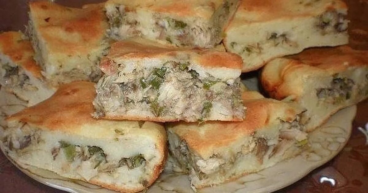 Заливной пирог с рыбной консервой. Пирог с рыбной консервой и картошкой. Заливной пирог с рыбной консервой. Заливной пирог смкартогкой. Заливной рыбный пирог.