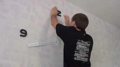 На какой высоте вешать часы