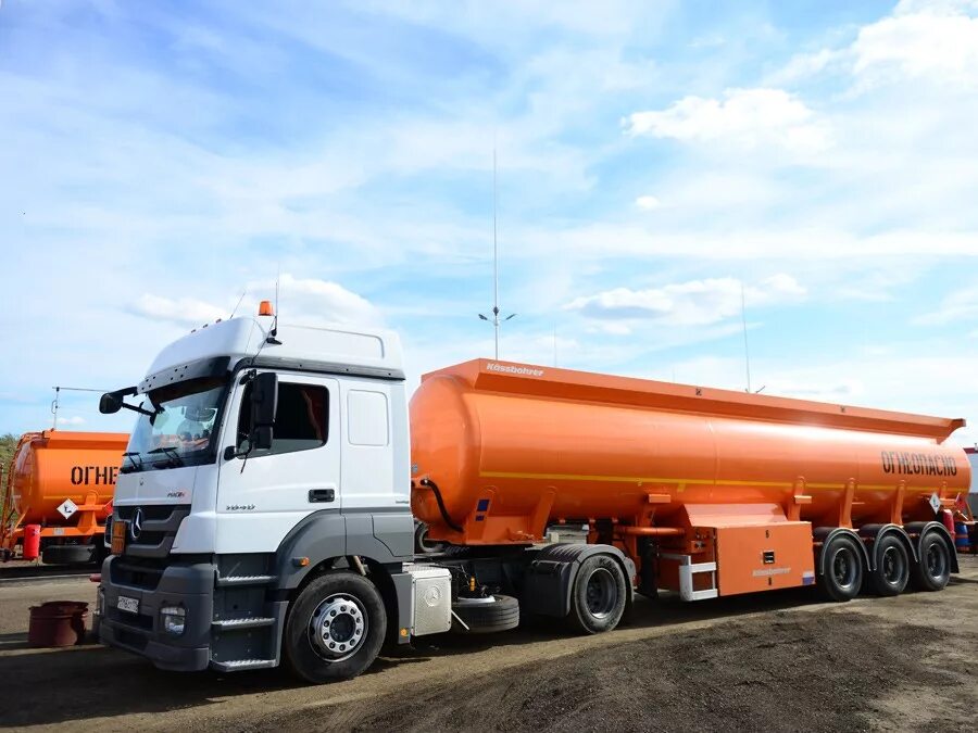 Мерседес бензовоз. Машина нефтевоз. Renault Trucks бензовоз. Тягач автоцистерны ДОПОГ.