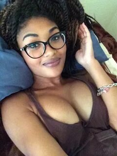 Glasses look good on her Afro Punk Fashion, Sexy Ebony Girls, Ebony Beauty