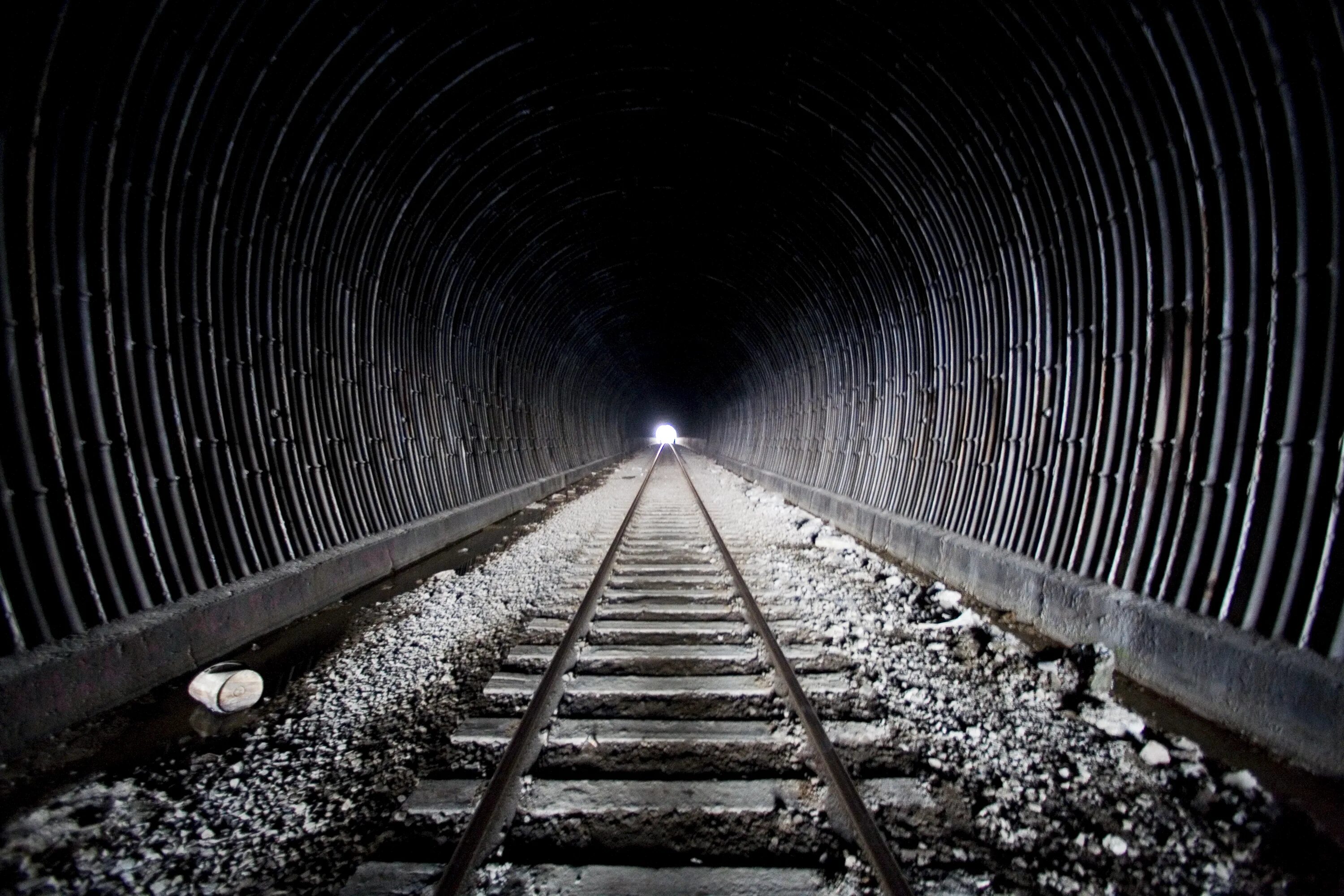 Перед входом в тоннель пассажирского поезда. Железнодорожный тоннель Ваншишань. Туннель рельсы. ЖД тоннель. Поезд в тоннеле.