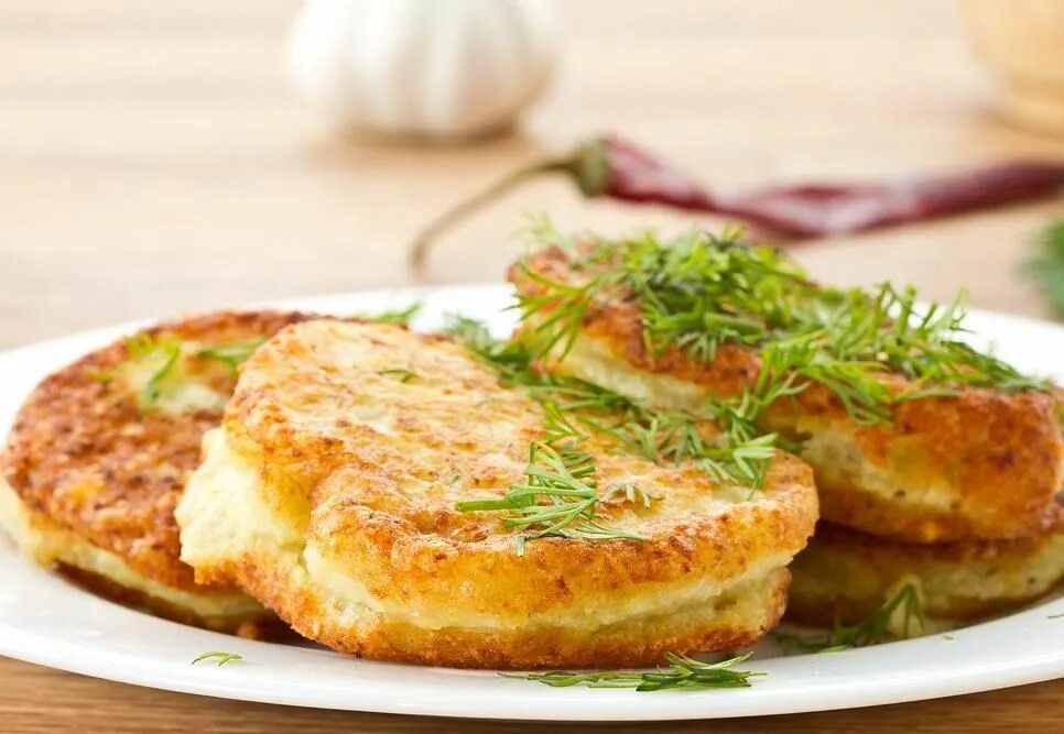 Картофельные котлеты из пюре без начинки. Картофельные котлеты. картофельные биточки.