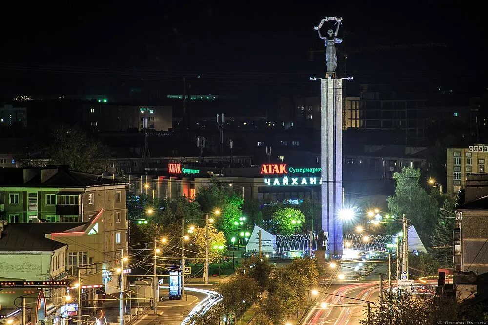 Численность города калуги. Вечерняя Калуга. Калуга город. Площадь Кирова Калуга ночью. Город Калуга ночь.