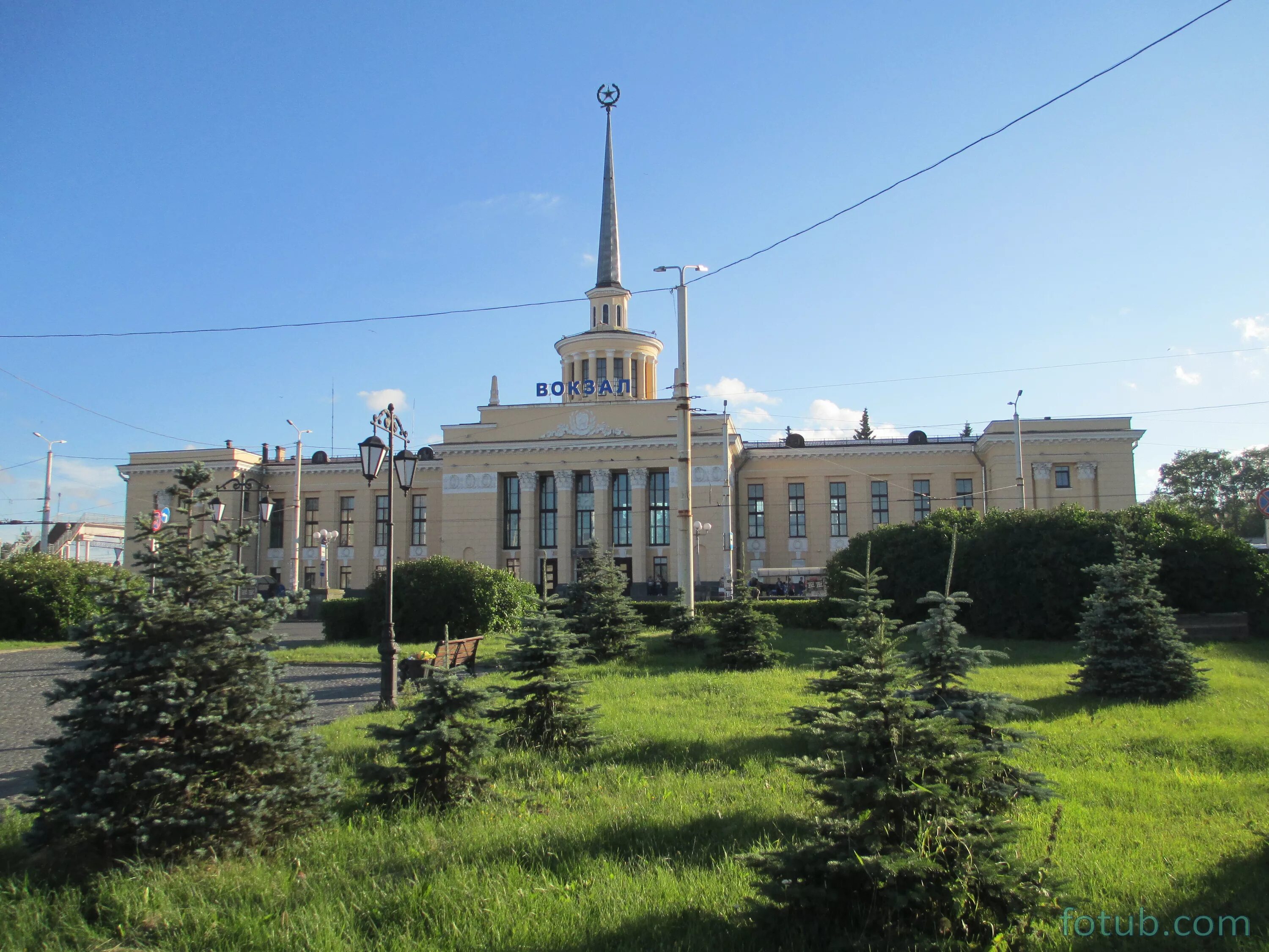 Жд петрозаводск телефон. Вокзал Петрозаводск. Железнодорожный вокзал Петрозаводск. Петрозаводский ЖД вокзал. ЖД вокзал Петрозаводск шпиль.