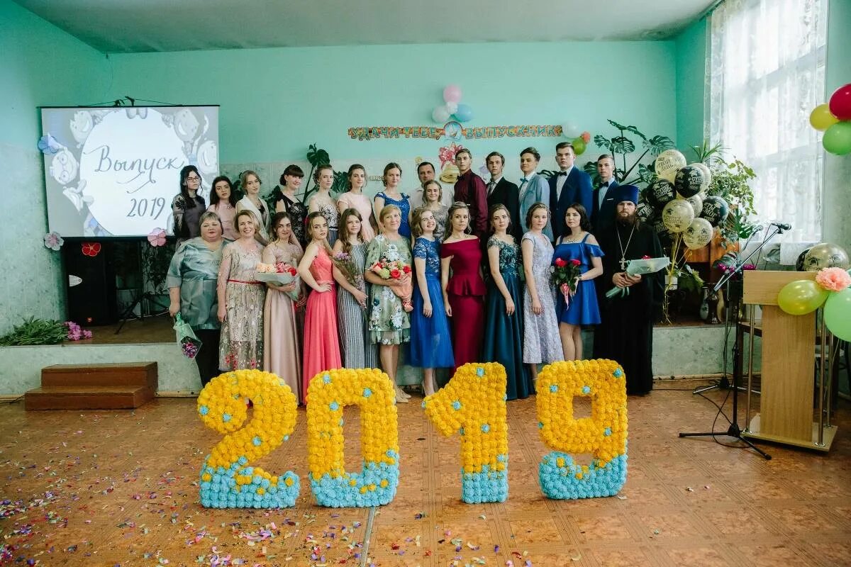 Подарки 11 классникам. Подарок школе. подарок учителю от класса на выпускной. подарки на выпускной 9 класс. подарок школе на выпускной 11 класс.