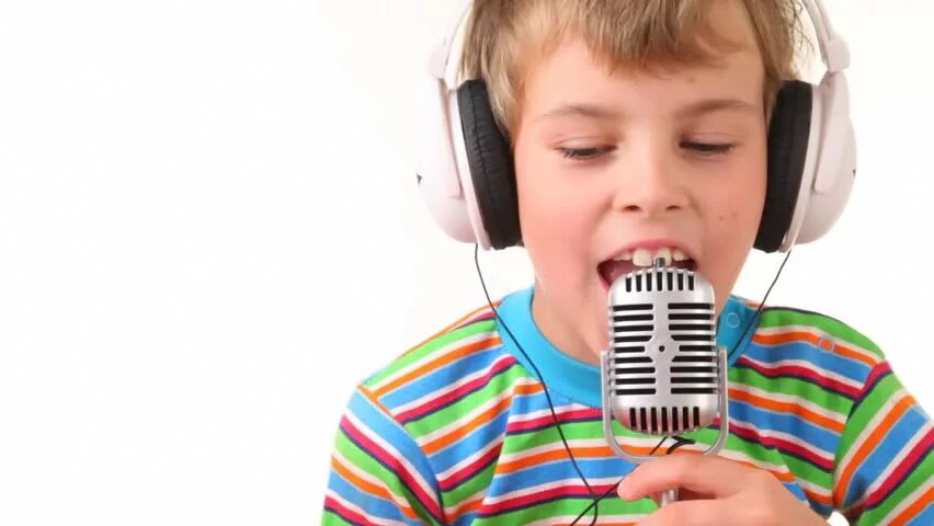 Поют юноши. Мальчик поет. Мальчик вокал. Пение мальчика. Дети поют в микрофон.