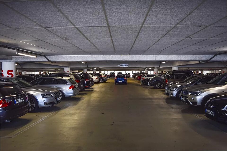 Машиноместо медведково. Подземная парковка. Машина в паркинге. Многоуровневая парковка. Подземная стоянка для автомобилей.