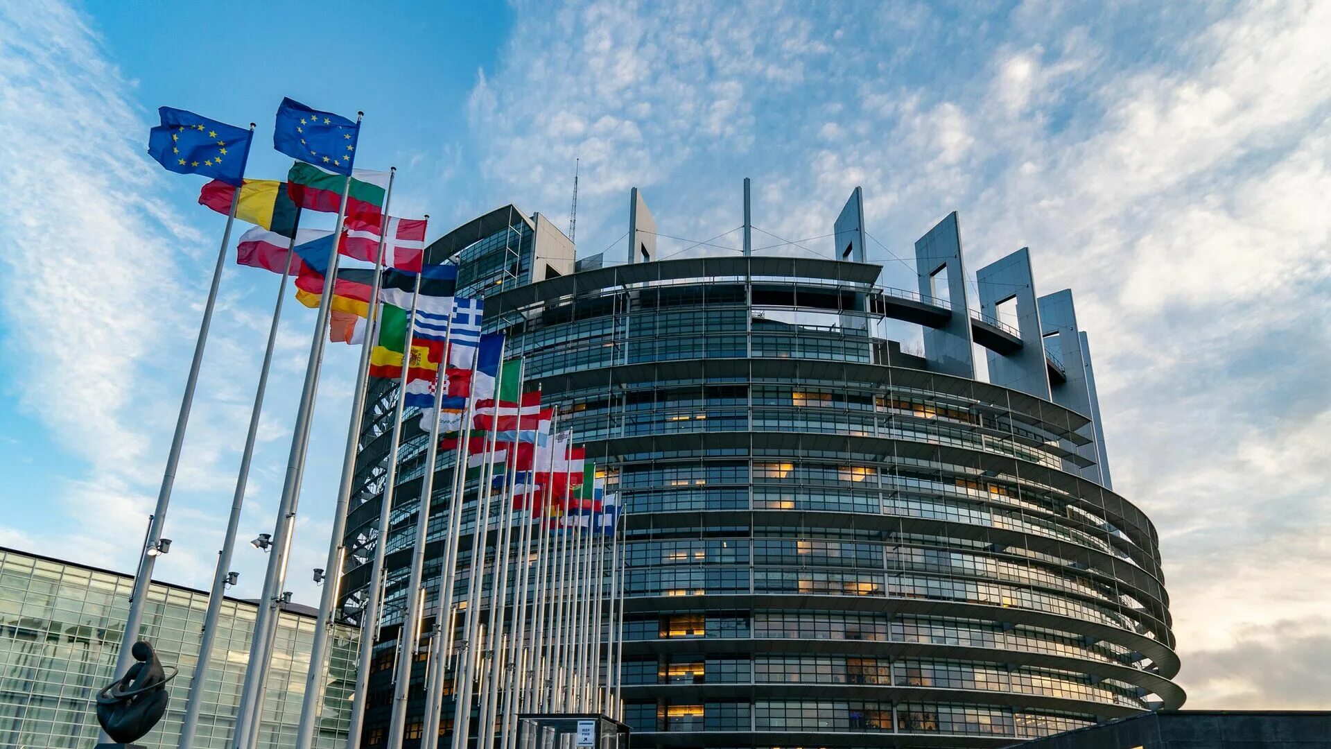 European Parliament здание в Брюсселе. Европейский парламент Страсбург. Здание Европарламента в Страсбурге. Брюссель парламент Евросоюза здание.