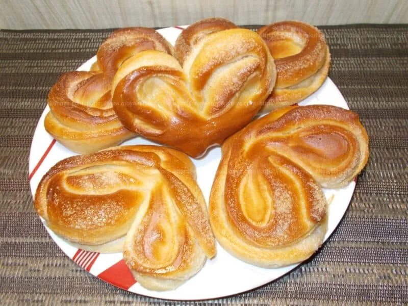 Дрожжевые булочки с маслом и сахаром. Дрожжевые булочки с сахаром. Булочки из дрожжевого теста с сахаром. Слоеные булочки. Булочка розочка из дрожжевого теста.