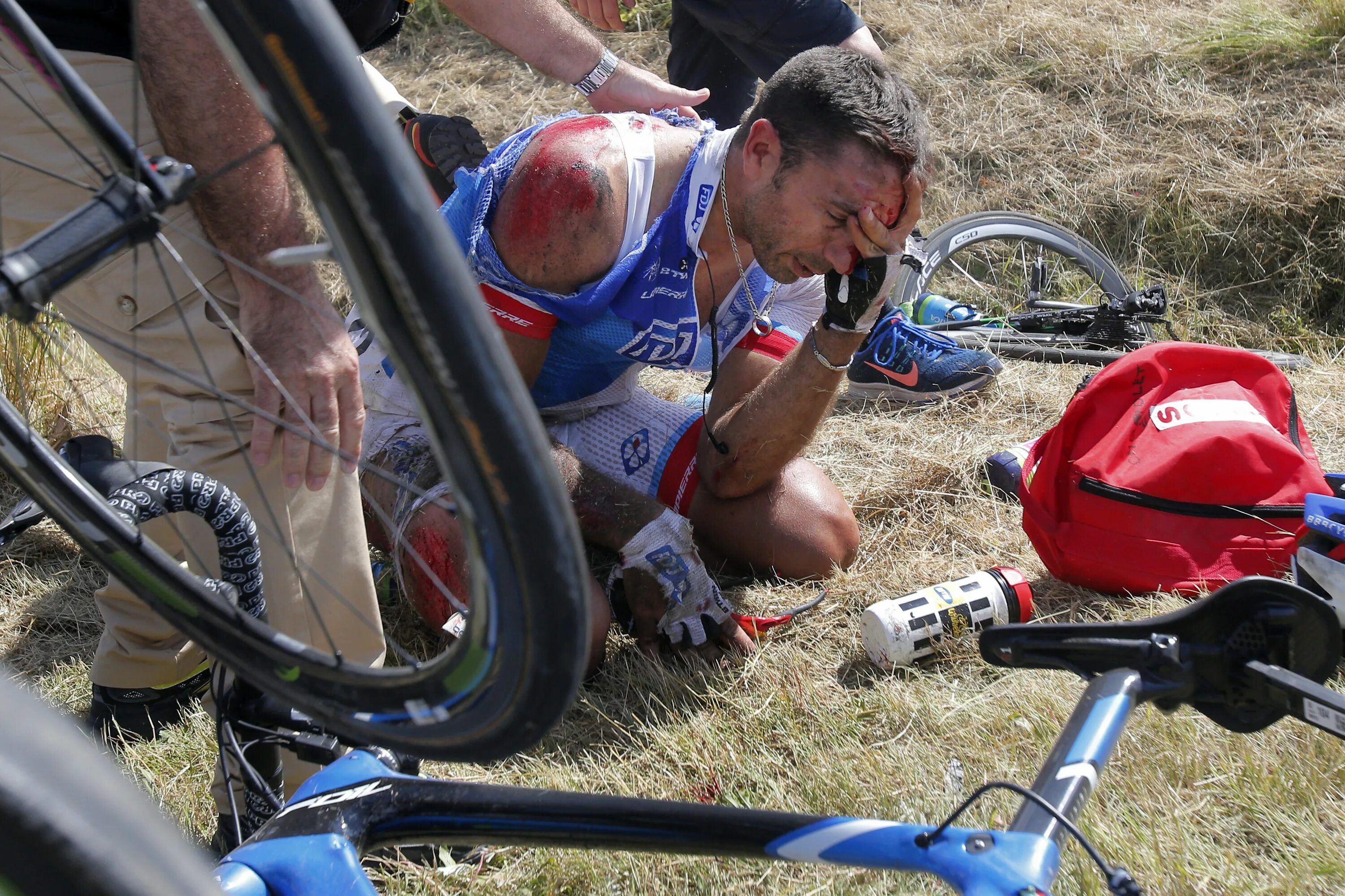 Велосипедист тур де Франс. Травмы в велосипедном спорте. Велосипедист съезжает