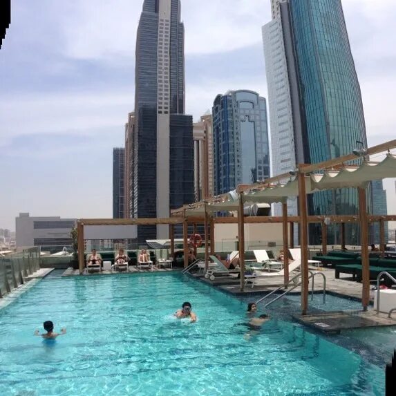 Dubai skypool. Aura Skypool Дубай. Aura Pool Дубай. Aura бассейн Дубай. Sky Pool бассейн Дубай.