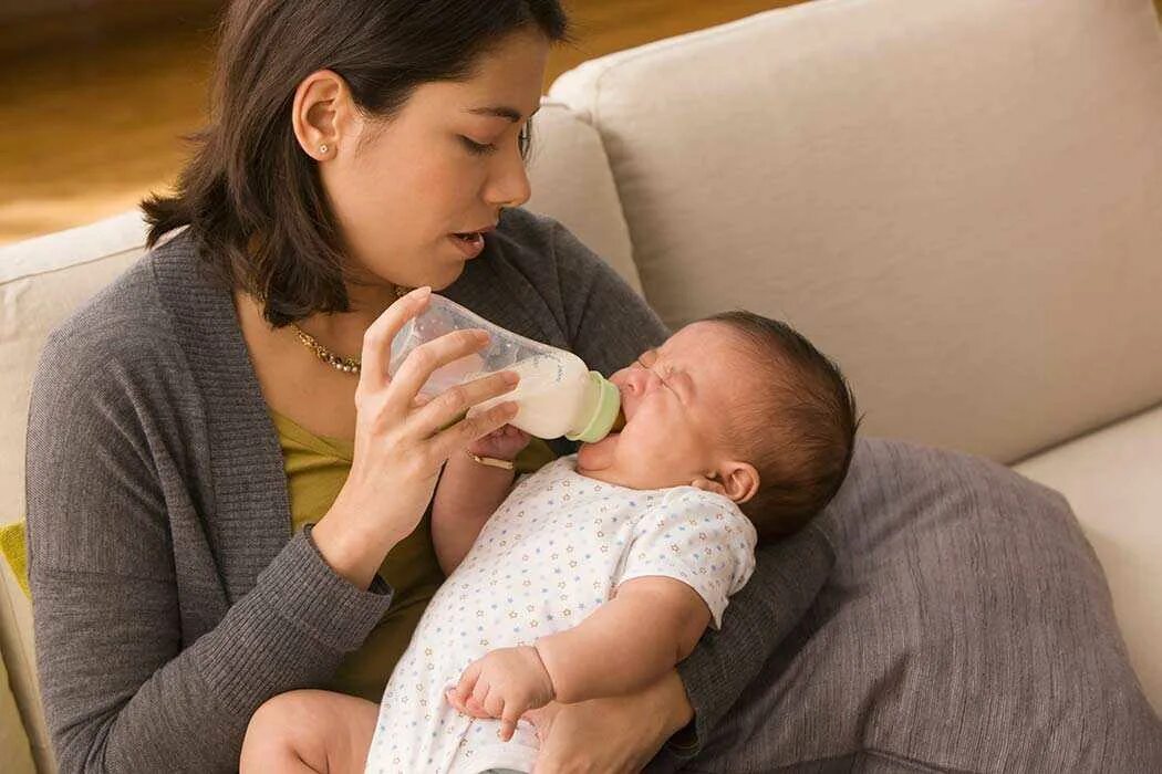 Кормление из бутылочки. Вскармливания новорожденного из бутылочки. Позы для кормления ребенка из бутылочки. Позы для кормления новорожденного из бутылочки.