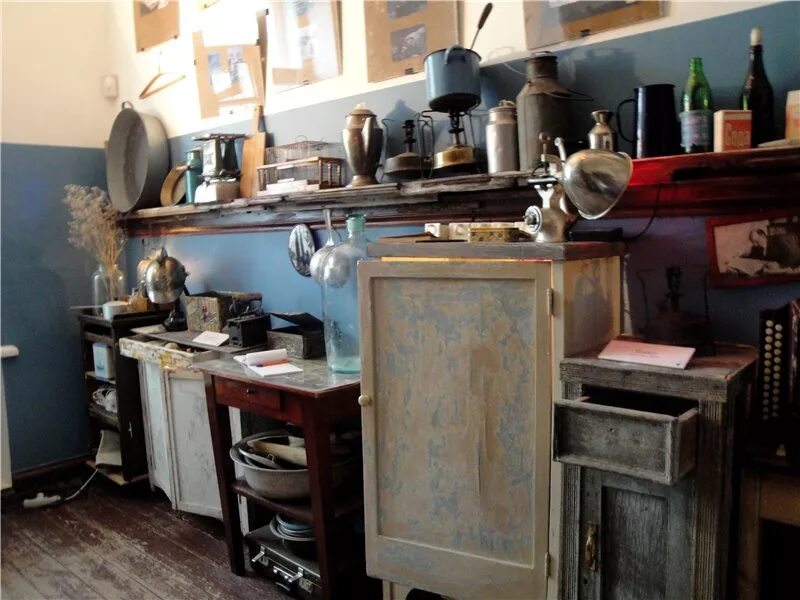 Коммуналка отзывы. Старая обшарпанная кухня. Кухня в стиле 30-х годов. Советская кухня интерьер. Кухня в старой квартире.