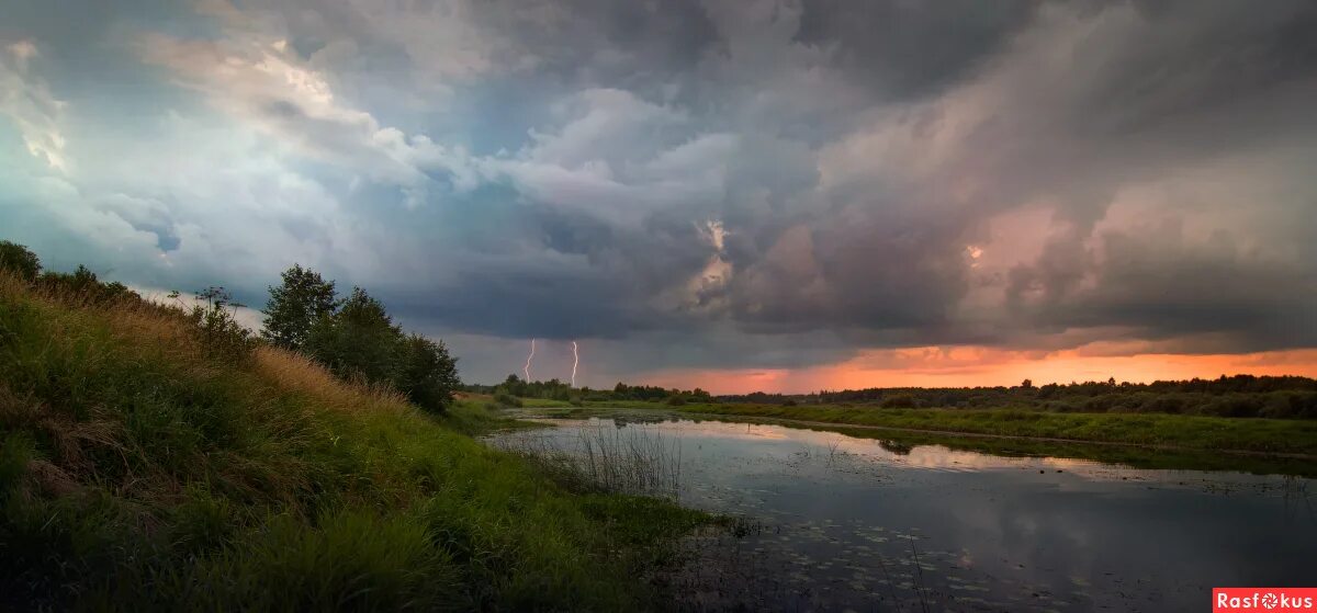 Песня надежды кадышевой широка река текст. Широка река перед нею 2. Река клязьма обрывистый берег. Широкая река фото. Река клязьма московская область.