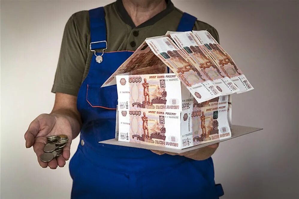 Собирают деньги на ремонт дома. Строитель с деньгами. деньги от государства. субсидии от государства. деньги для малого бизнеса от государства.