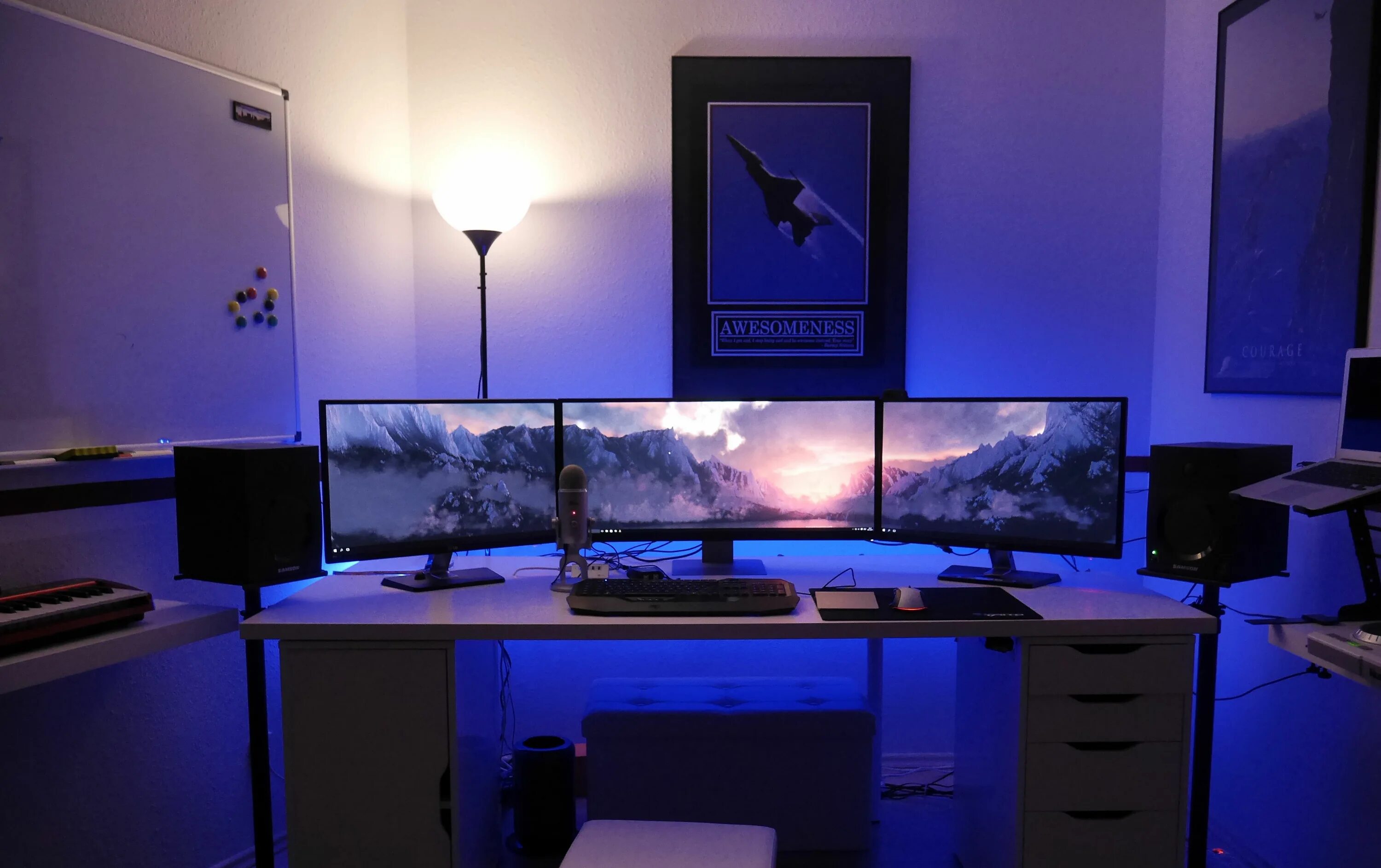 Setup 2016. Triple monitor setup. monitor desk setup. белый пк сетап с аквариумом. 3 monitors setup.